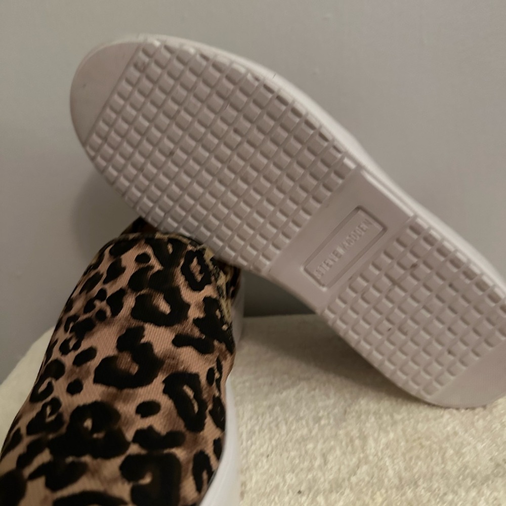 Steve Madden sneakers new never worn.